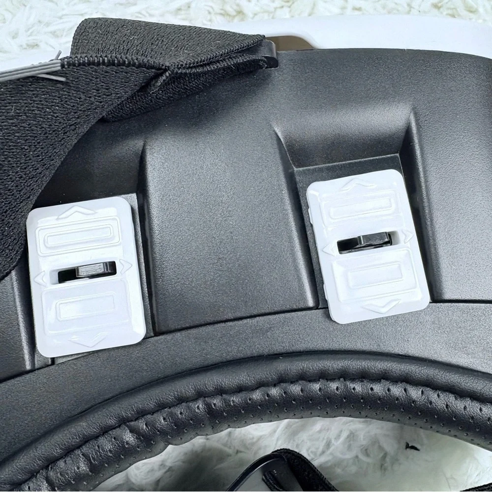 VR adjustable Headset in Black and White